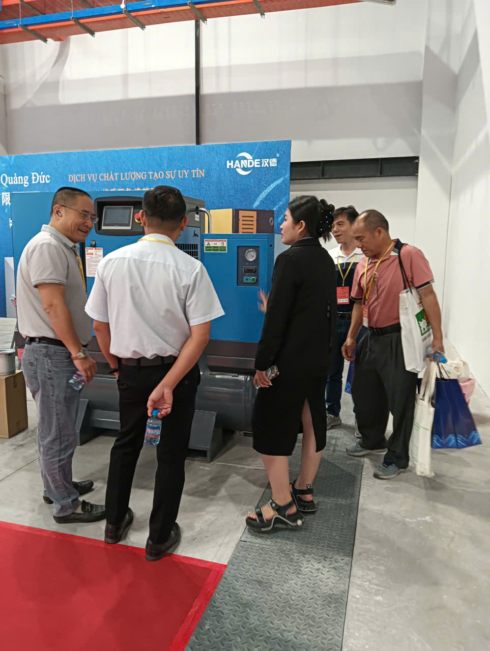 Gian hàng Quảng Đức giới thiệu máy nén khí